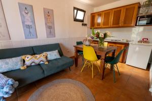 埃尔米瓜Casa Rural Maria的带沙发和桌子的客厅以及厨房。