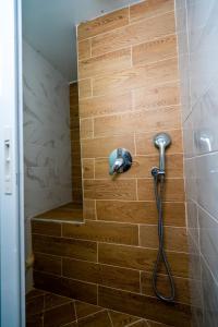 提比里亚ספא מור Spa Mor的带淋浴的浴室(带木墙)