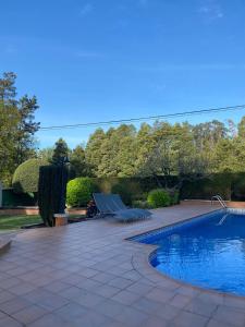 蓬特亚雷亚斯A couquiña的后院设有游泳池和庭院