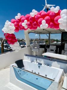 布鲁克林COZY CONDO OCEAN 3xDECK YACHT的甲板上设有热水浴池和船上的气球