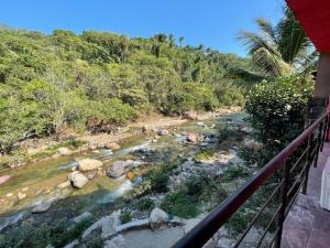 巴亚尔塔港Casa Río Cuale and River Retreat的阳台享有河景