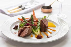 伍斯特伍斯特银行Spa高尔夫酒店; BW尊贵系列的桌上一盘带肉和蔬菜的食物