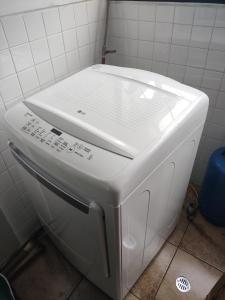 基多Mi Casa的浴室里坐着白色烤面包机