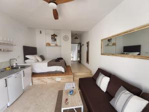 马拉加Tranquility studio apartment的客厅配有沙发和1张床