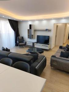 伯萨Bursa Dream Apartment的带沙发和平面电视的客厅