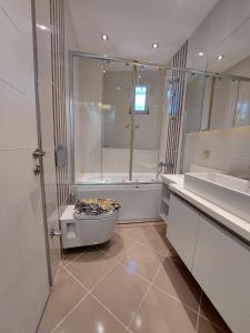 伯萨Bursa Dream Apartment的带浴缸、淋浴和盥洗盆的浴室