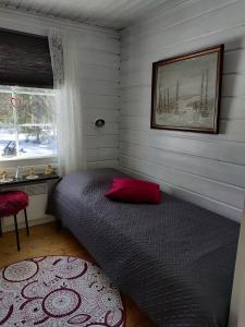 罗瓦涅米Villa Bear's的一间卧室配有一张带红色枕头的床和窗户