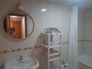 圣路易斯·德·萨比尼尔Primera linea de Playa a 10 min Estepona的白色的浴室设有水槽和镜子