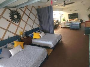 巴拿马城海滩Hidden Gem Guest House的带两张床的房间和客厅