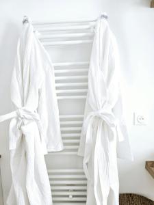 蒙特Lakeside Provence - Appartement 4 étoiles face au lac de Monteux的挂在墙上的一双白色毛巾