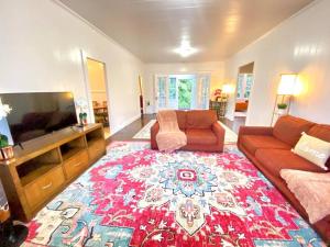 希洛YOUR HILO HOMEBASE - Lovely 3 Bedroom in Heart of Hilo with AC!的带沙发和平面电视的客厅