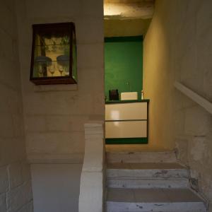 瓦莱塔House of Character in Valletta的带有绿色墙壁和窗户的楼梯