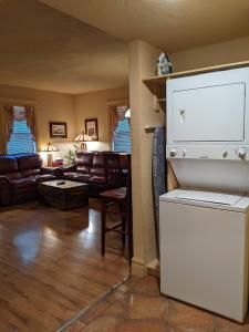 Peace RiverThird Mission Heritage Suites的一间客厅,在房间内配有白色冰箱