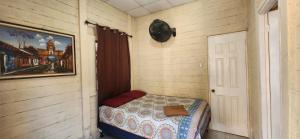 科万ECO HOTEL LACHUA的一间小卧室,配有一张床和墙上的照片