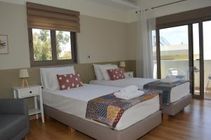 阿斯格罗Home21的一间卧室设有两张床、一张沙发和窗户。