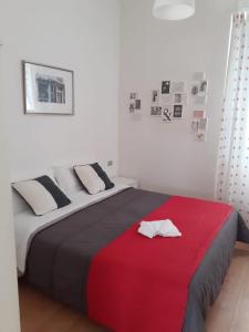 里米尼Hotel Migani的一间卧室配有一张带红色毯子的大床
