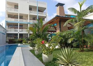 伊基托斯Morona Flats & Pool - 70 m2的一座带游泳池和大楼的度假村