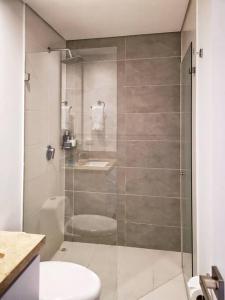 波哥大Loft nuevo, moderno, central的带淋浴、卫生间和盥洗盆的浴室