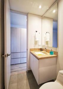 波哥大Loft nuevo, moderno, central的一间带水槽、镜子和卫生间的浴室