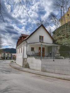 多布尔纳Apartma Drev in Bošnjak的街道边的白色房子