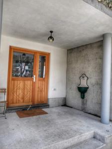 多布尔纳Apartma Drev in Bošnjak的一间房间,墙上有一扇门和一盏灯