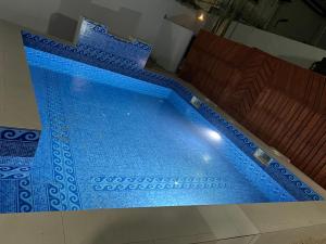 阿克拉The FJORD at Martsmith的客房内的大型蓝色游泳池