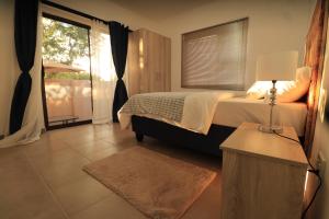 温特和克Casa Decha的一间卧室设有一张床和一个大窗户