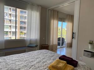 巴塞罗那Precioso y tranquilo apartamento zona alta Diagonal Barcelona的一间卧室设有一张床和一个大窗户