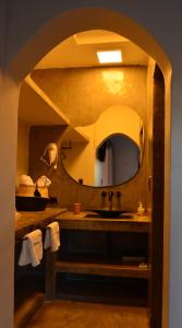 卡法亚特WAYTAY的一间带水槽和镜子的浴室