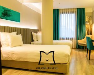 伊斯坦布尔Milord Hotel的酒店客房带两张床,上面写着字母