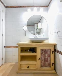 塞维利亚Triana Suite Torre Sevilla, parking free gratis!的一间带水槽和镜子的浴室