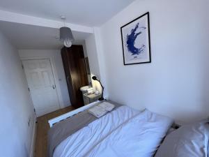 Hanwell4 Wharncliffe Drive的卧室配有一张床,墙上挂着一幅画