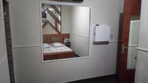 圣保罗Hotel Malibu (ADULT ONLY)的一张小镜子,位于带床的房间