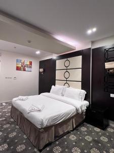麦加فندق البيرق的一间卧室配有一张带白色床单的大床