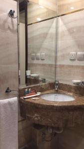 麦加فندق البيرق的一间带水槽和镜子的浴室