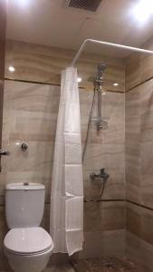 麦加فندق البيرق的一间带卫生间和淋浴的浴室