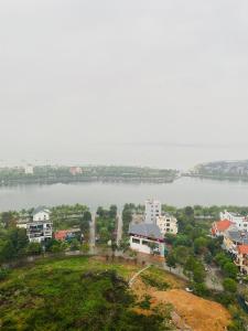 下龙湾Three-bedroom house with sea view的享有河流和建筑的城市空中景致