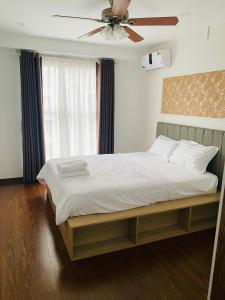 下龙湾Three-bedroom house with sea view的一间卧室配有一张带吊扇的床