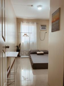 圣费尔南多Dayun La Union, Transient House的小房间设有一张床和淋浴