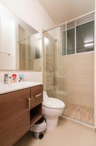 蒙特里亚Apartamento acogedor的一间带卫生间和玻璃淋浴间的浴室