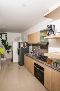蒙特里亚Apartamento acogedor的厨房配有炉灶和冰箱。