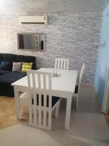卢萨卡Salama House的客厅配有白色餐桌和椅子