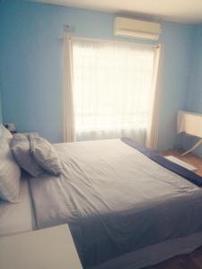 卢萨卡Salama House的一间卧室设有一张大床和窗户