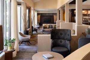 弗雷斯诺Courtyard by Marriott Fresno的客厅配有椅子和沙发