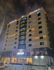 多哈Wonder Palace Hotel Qatar的一座有灯的大建筑