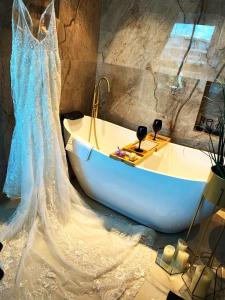 凯撒利亚Rose Suite的婚礼礼服和室内浴缸