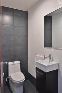 Los PradosPalmer Suites的浴室配有白色卫生间和盥洗盆。