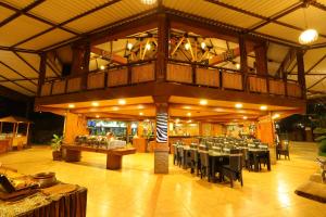 普卡Safari Resort的大楼内带桌椅的餐厅
