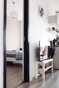 克卢日-纳波卡DD Apartments的一间卧室配有一张床和一张带镜子的桌子