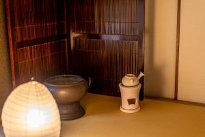 高松オリーブの宿 澳邸的一个带卫生间和灯的角落